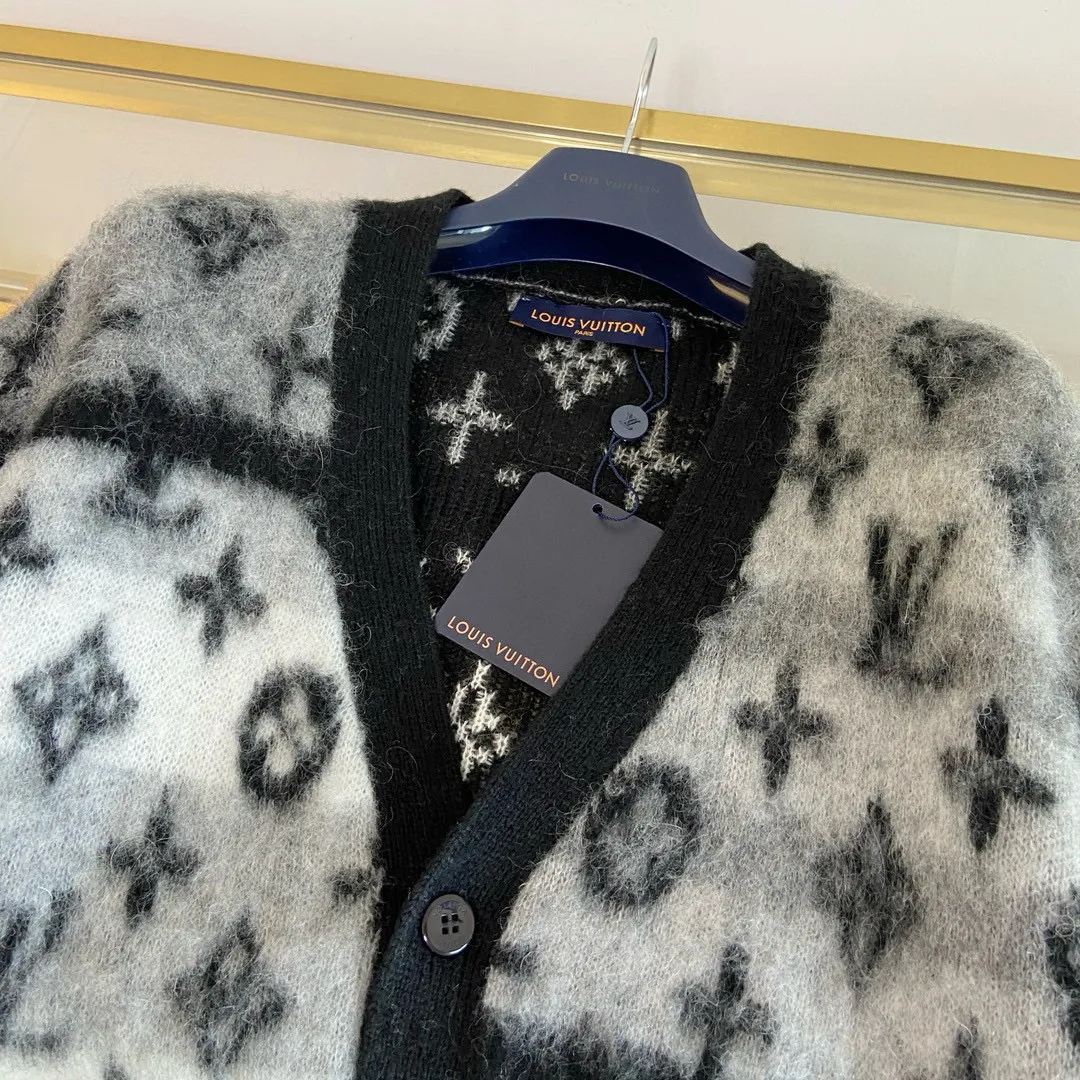 🅿️740 🀄️ Louis Vuitton Louis Vuitton's exclusive version. LV's new cardigan is made of rich and finely milled mohair. It uses elegant tones to highlight the full-length LV Monogram pattern. It is comfortable and warm to wear. It can be paired with simple casual pants or trousers to create a classic look with excellent texture. The same style for men and women. One-to-one sale on the official website